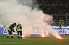 Feuerwehrmänner löschen Leuchtraketen