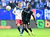 Magdeburgs Moritz-Broni Kwarteng im Hinspiel im Duell mit Laszlo Benes (l.)
