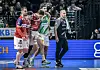 Hamburgs Handballer Dominik Axmann humpelt von der Platte