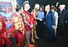 König Charles III. spricht mit der Hamburger Band Lord of the Lost, die Deutschland beim Eurovision Song Contest (ESC) in Liverpool vertreten.