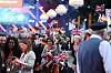 Zahlreiche Gäste warten mit deutschen und britischen Fähnchen auf die Ankunft von König Charles III. auf dem von der britischen Botschaft ausgerichteten feierlichen Empfang im Schuppen 52.