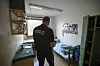 Ein Justizmitarbeiter steht in einer Gefängniszelle