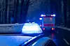 Polizei und Rettungswagen fahren zum Einsatzort (Archivbild).