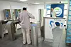 Sanifair erhöht den Preis für die Toilettenbenutzung (Archivfoto: Ein Kunde bezahlt auf einer öffentlichen Toilette