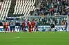 HSV-Spieler Marcelo Diaz tritt einen Freistoß gegen Karlsruhe.