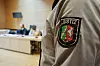 Blick auf ein Ärmelzeichen mit Landeswappen von einem Justizbeamten im Landgericht Dortmund.
