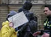 Frau mit Protestschild