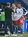 Steffen Baumgart packt Ludovit Reis am Kopf
