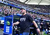 Steffenb Baumgart mit HSV-Schiebermütze und „Moin“-Shirt: