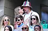 Travis Kelce und Freundin Taylor Swift umarmen sich