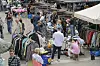 Menschen auf einem Flohmarkt