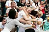 Smilla Kolbe umarmt ihre Familie nach einem Leichtathletik-Wettkampf
