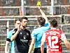 Schiedsrichter Tobias Reichel zeigt dem Nürnberger Lukas Mühl nach einer Notbremse nur die Gelbe Karte. Eine krasse Fehlentscheidung.
