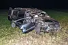 Ein völlig zerstörter Dacia, die Feuerwehr konnte den Fahrer nur noch tot aus dem Wrack bergen.