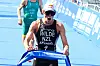 Hayden Wilde überquert die Ziellinie beim Triathlon in Hamburg 2022