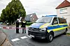 Polizisten stehen an der Absperrung rund um den Tatort in Oldenburg.