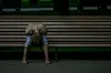Mann auf Parkbank