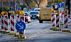 Autos fahren durch eine Umleitung