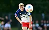 Emir Sahiti guckt beim Testspiel des HSV gegen Hannover auf den Ball