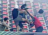 Fans von Nizza und Köln kämpfen auf der Tribüne gegeneinander.