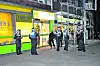 Polizisten stehen vor einem Tjadens Biomarkt