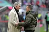 Bastian Schweinsteiger und Lothar Matthäus unterhalten sich miteinander.