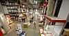 Gut gefüllte Regale sind im Selbstbedienungsbereich eines IKEA-Einrichtungshauses zu sehen.