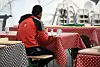 Junger Geflüchteter von hinten