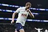 Harry Kane küsst seine Hand im Tottenham Trikot.