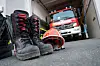 Stiefel und Helm eines Mitglieds der Jugendfeuerwehr.