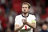 Harry Kane applaudiert englischen Fans