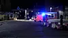 Ein Rettungswagen auf dem Weg zum Werkstor von Aurubis in Hamburg