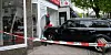 Ein gewohntes Bild in der Waitzstraße: Ein Auto ist in eine Schaufensterscheibe gekracht.