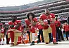 Eli Harold, Colin Kaepernick und Eric Reid knien während der US-Hymne