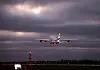 Flugzeug im Landeanflug am Hamburger Flughafen
