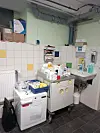 Die Ärzte haben ihre Praxis mit dem nötigsten ausgestattet.
