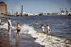 Bei gutem Wetter baden viele Menschen in der Elbe, darunter auch einige Kinder.