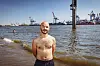 Augustin V. (32) ist aus Berlin zu Besuch in Hamburg. Er traut sich das Schwimmen in der Elbe zu.