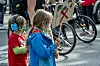 Kleine Teilnehmer der Fridays for Future Großdemonstration unter dem Motto „#KeinGradWeiter“ laufen mit einem Plakat mit dem Bild eines durchgestrichenen Industriebetriebs durch die Innenstadt. Erstmals seit Beginn der Corona-Pandemie hat Fridays for Future in Hamburg damit wieder zu einer Großkundgebung aufgerufen.