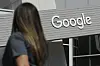 Eine Frau steht vor einem Bürogebäude von Google.