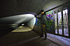 Der MOPO-Reporter im „Ratten-Tunnel“. Links fließt die Seeve, rechts ist ein Aufgang zum Rangierbahnhof Maschen.