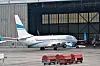Ein Flugzeug der „Enter Air“ steht am Hamburger Flughafen.