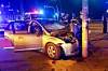 Einsatzkräfte an dem verunfallten Auto auf der Willy-Brandt-Straße.