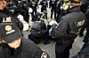 Polizisten bei einer Festnahme am Hauptbahnhof (Archivbild).