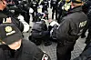 Polizisten bei einer Festnahme am Hauptbahnhof (Archivbild).