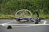Kaputtes Fahrrad liegt auf der Straße