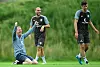 Gelöste Stimmung bei Trainer Timo Schultz und Rico Benatelli während des Trainings an der Kollaustraße