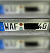Das Kennzeichen gehört nicht zu einem Anhänger, sondern zu einem Smart, die Versicherung fehlte und die Zulassungsplakette war selbst gemalt.