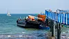 Ein losgerissener Ponton steht am Timmendorfer Strand an der Seebrücke in der Ostsee.