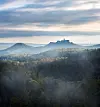 Morgennebel über dem Rennsteig im Thüringer Wald. Im Hintergrund die Wartburg.